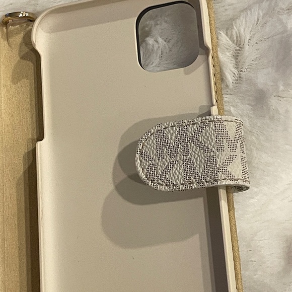 Michael Kors Wallet Phone Case - Like New - Beige/Striped Design - iPhone 11/12 - Picture 7 of 9